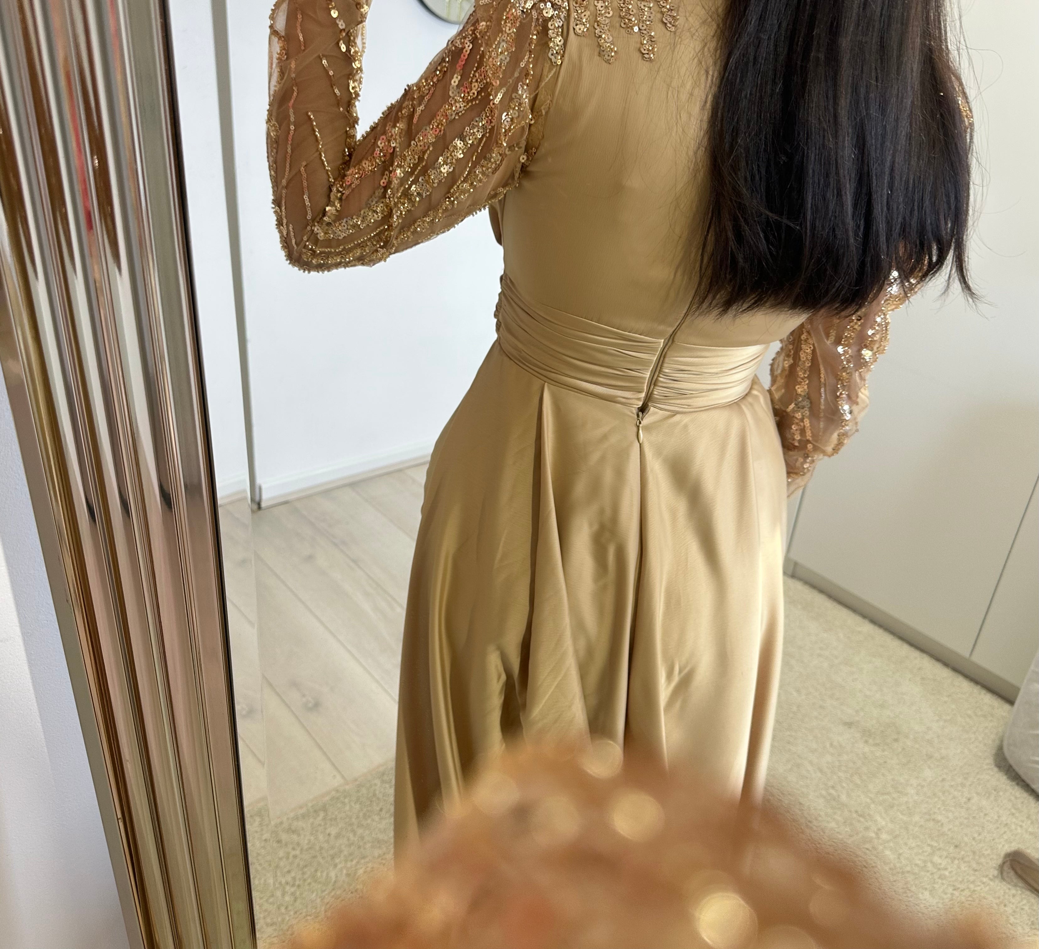 1164 - Gold dress