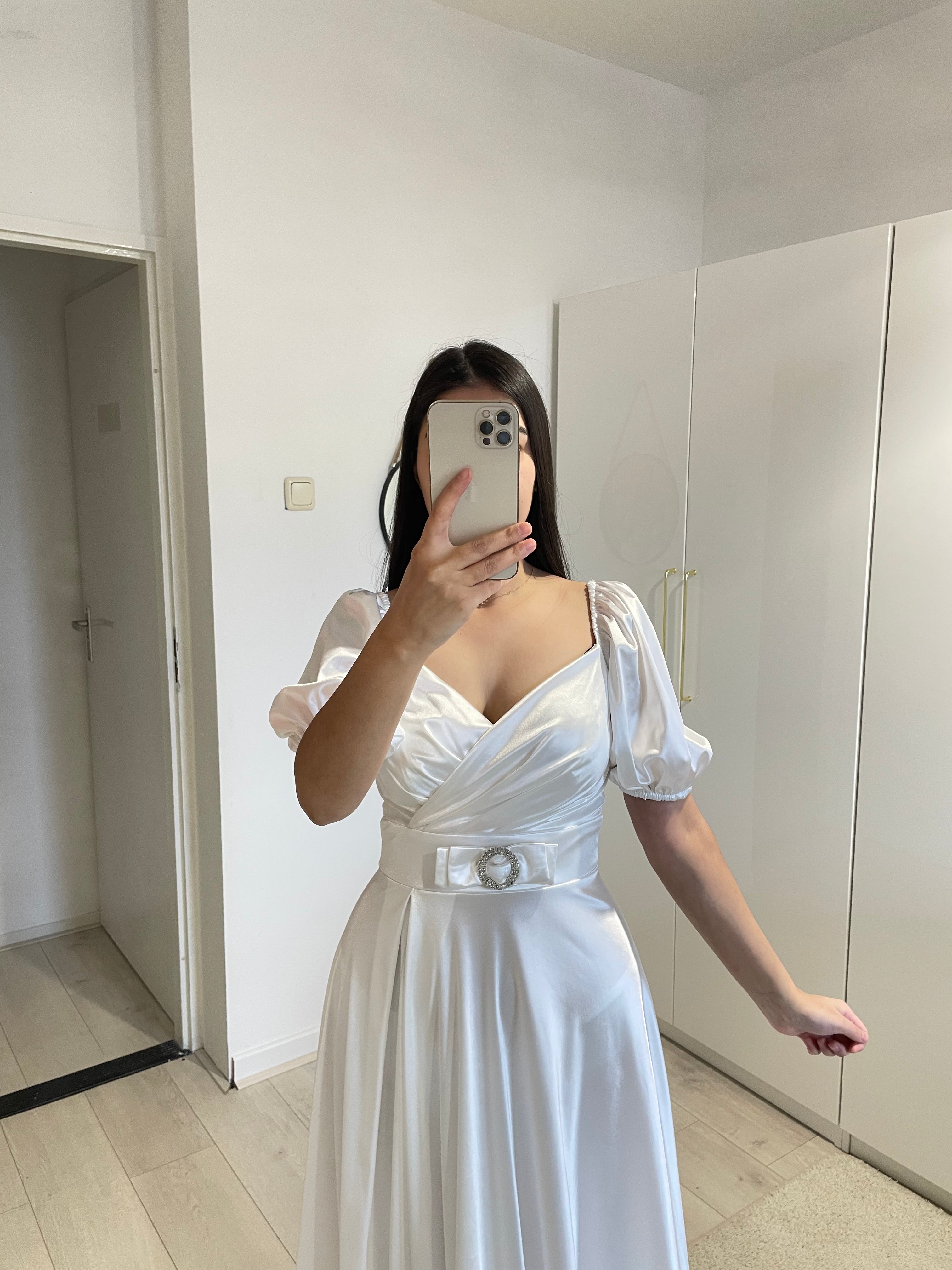 1143 - White dress