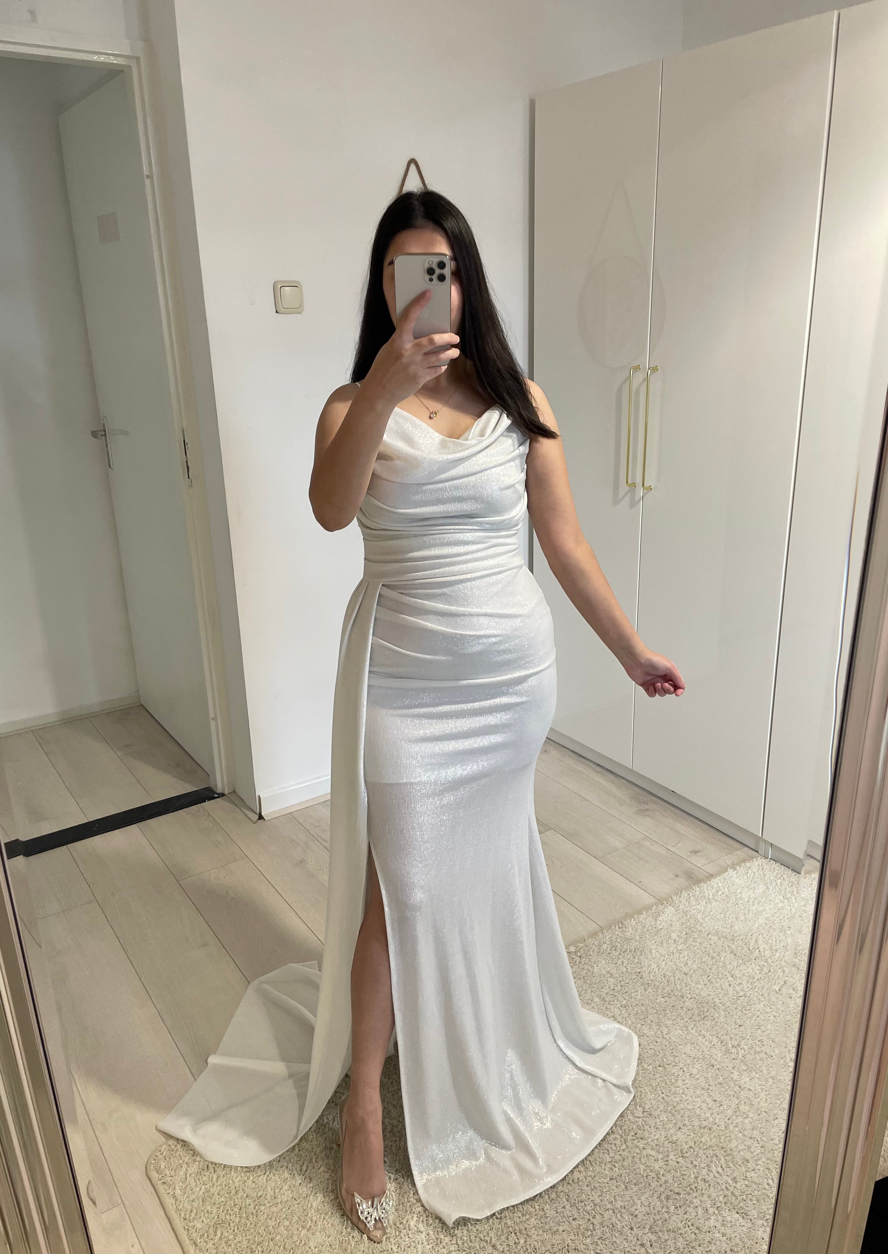 1039 - White dress