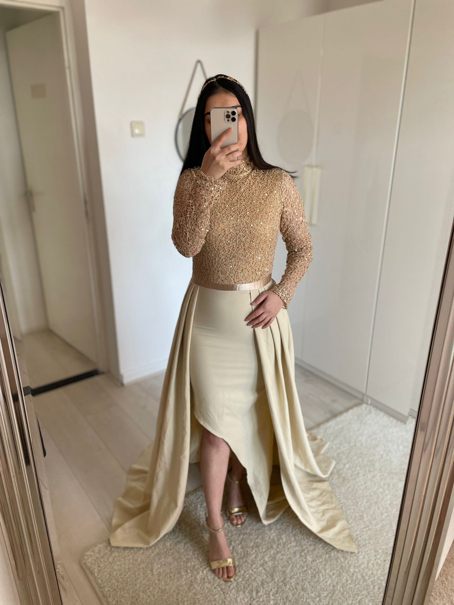 1002 - Gold dress